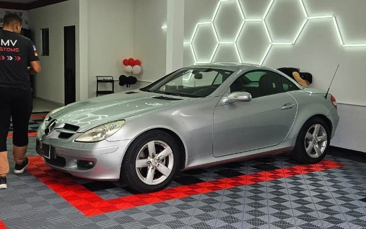 Estúdio DMV Customs João Pessoa — iluminação hexagonal e piso técnico na Torre