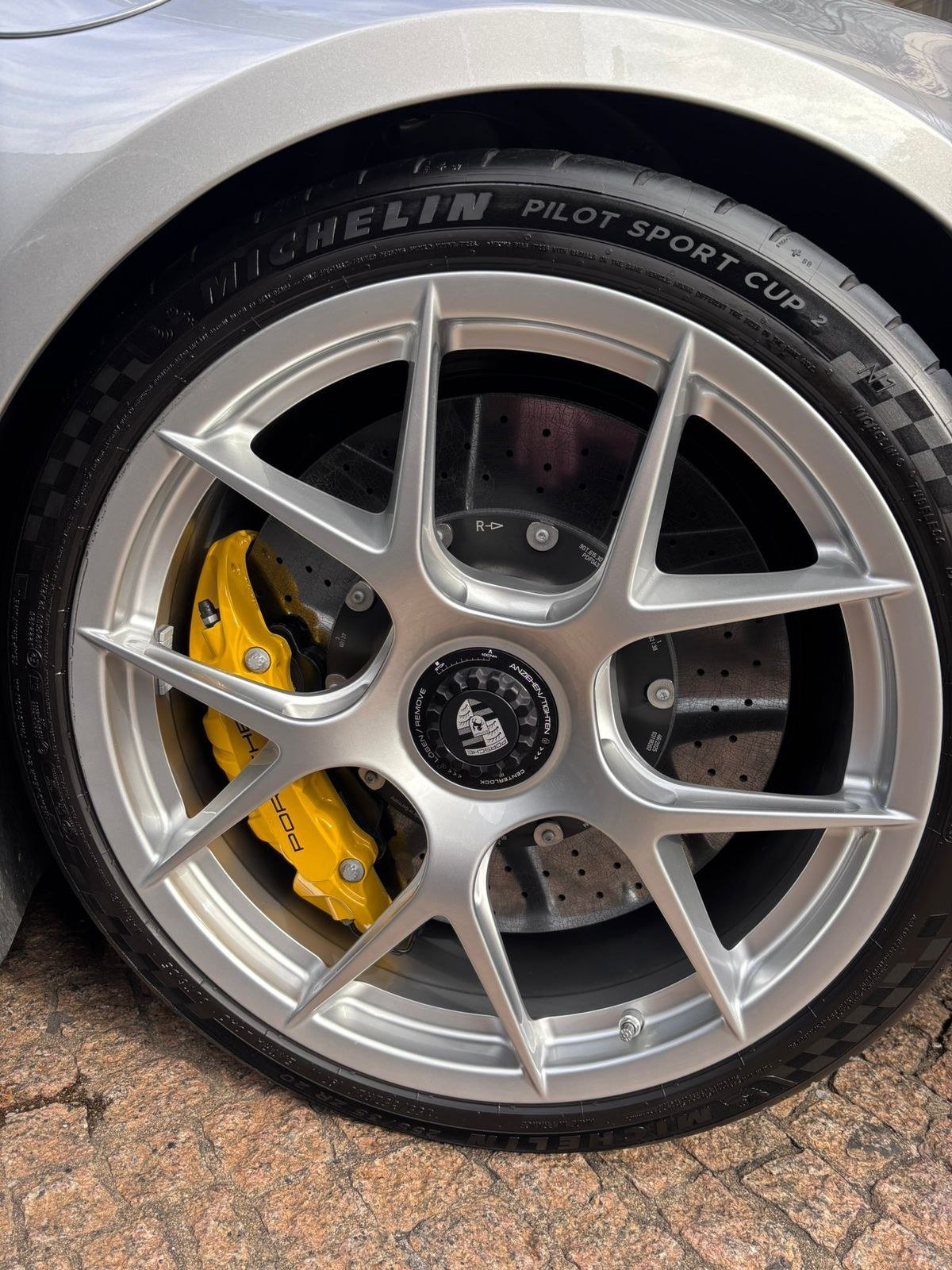 Pinça de freio amarela e roda Porsche GT3 — Personalização e envelopamento DMV Customs