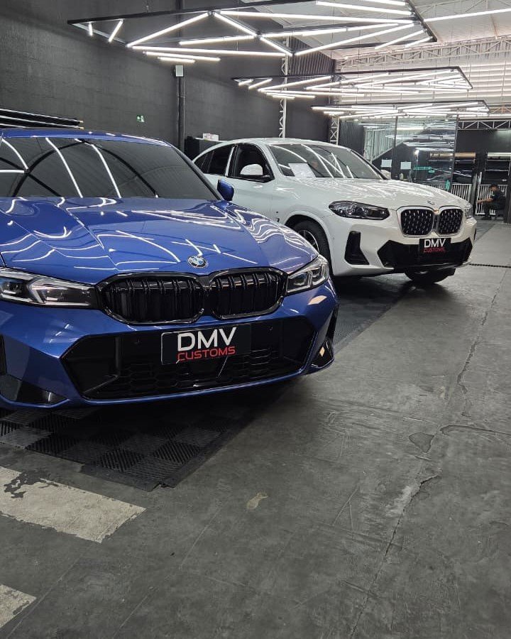 BMW azul e BMW X4 no estúdio DMV Customs